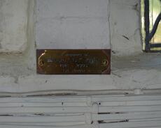 P1000894 Memorial to Ted Taylor in St Luke's