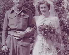 S1102N_0005 Gerald and Monica Holmes (nee Waring)